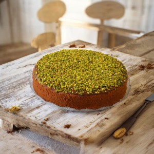 Torta decorata con granella di pistacchio.