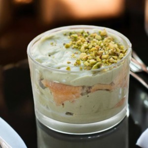 Tiramisù al pistacchio decorato con granella.