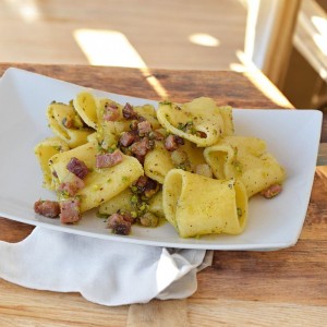 Paccheri con guanciale e granella di pistacchi